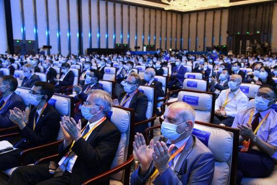 Лидеры бизнеса приняли участие во 2-м саммите руководителей международных компаний в Циндао